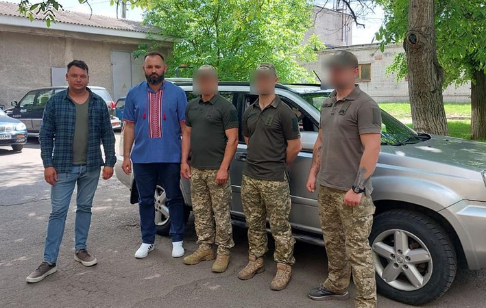 Черкаським військовим передали автомобіль зі Сміли