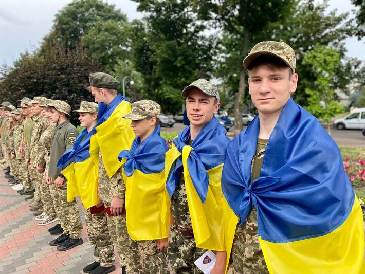 Черкаським школярам вручили почесні відзнаки “Відмінник Захисту України”