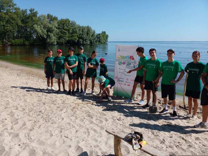 Черкаські спортсмени долучилися до прибирання прибережної смуги Дніпра