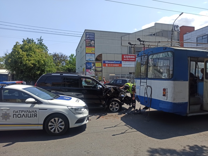 У Черкасах п’яна жінка спричинила ДТП із тролейбусом