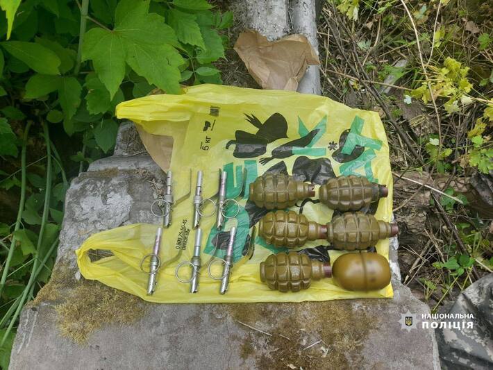 У Черкасах правоохоронці на кладовищі виявили схрон з боєприпасами