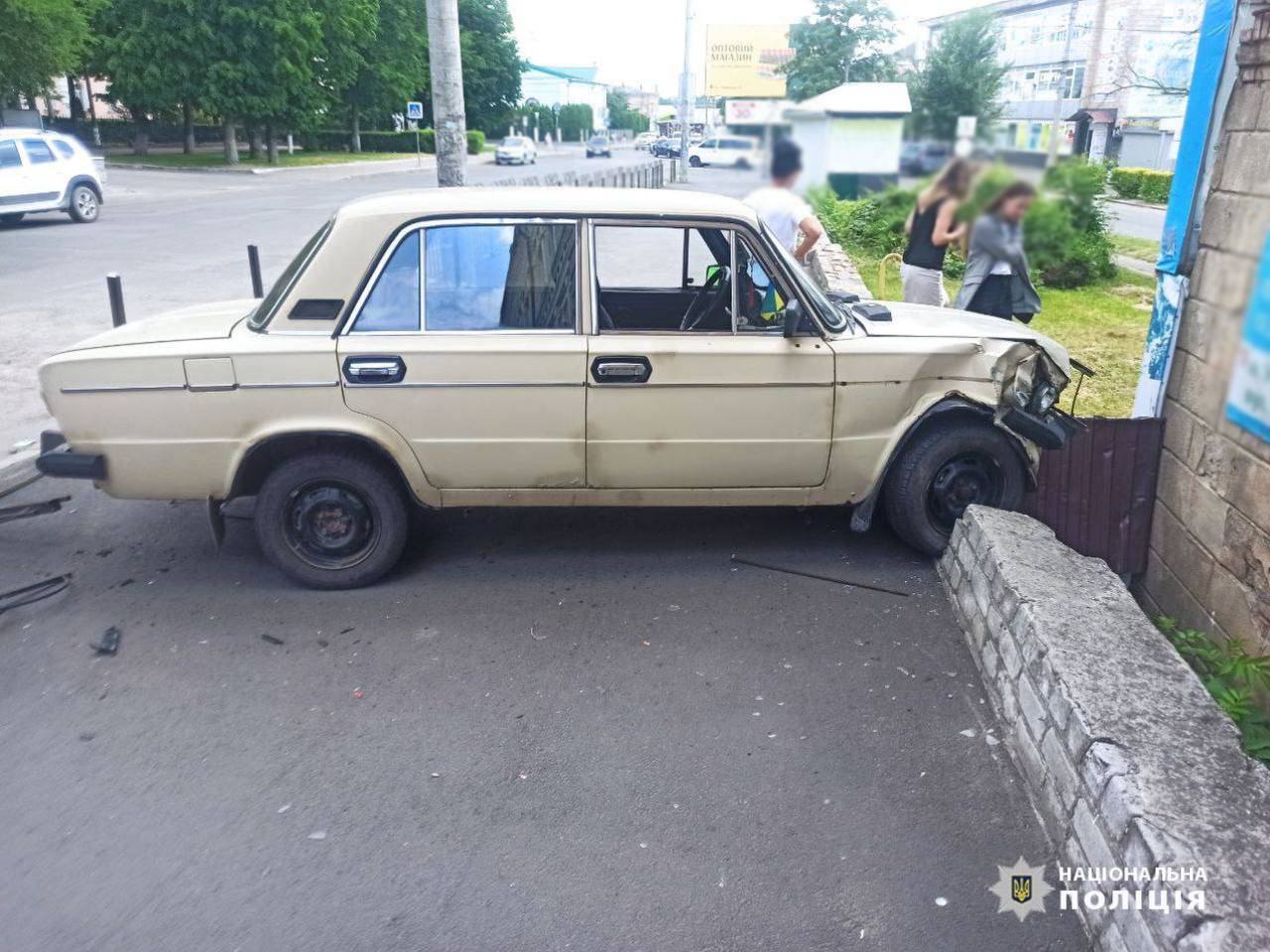 ДТП на Уманщині: нетверезий водій наїхав на пішохода та врізався в бетонну огорожу (ФОТО)