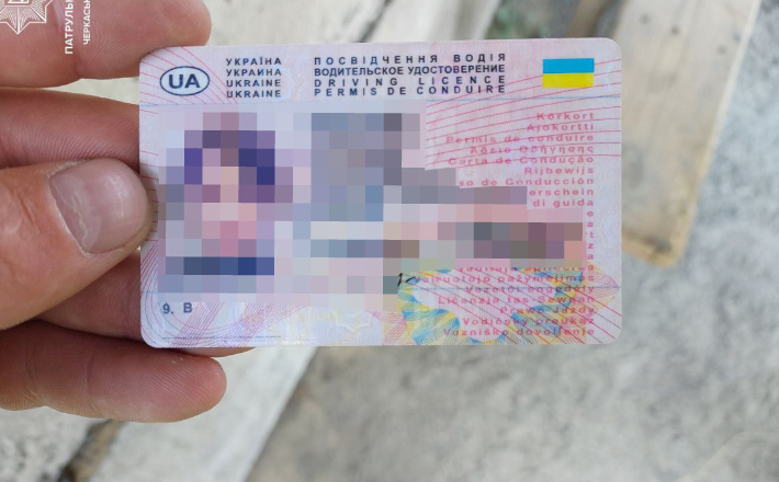 Черкаські патрульні виявили водійку з підробленим посвідченням