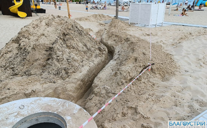 На міських пляжах встановлюють системи для миття ніг