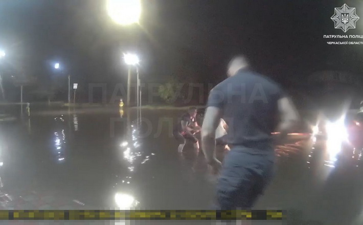 Черкаські ТОРівці допомогли витягти людей із водяної пастки (ВІДЕО)