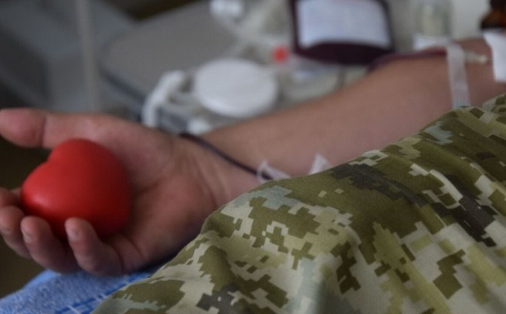 Бойовим медикам дозволили робити переливання крові на догоспітальному етапі