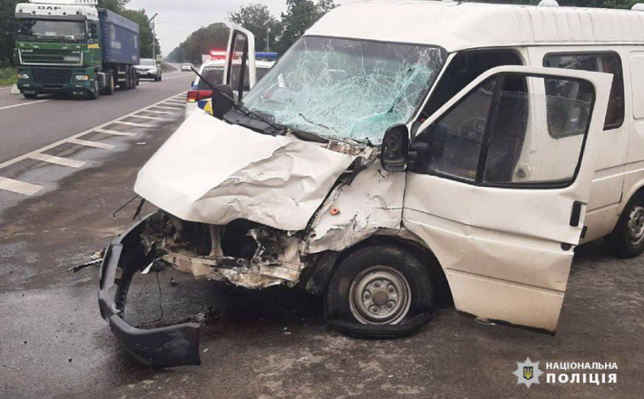 В Умані зіштовхнувся мікроавтобус з вантажівкою: є постраждалі