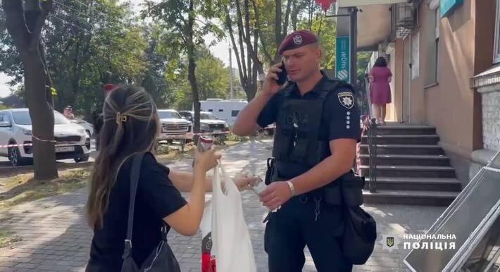 Біля зруйнованого готелю у Черкасах працюють волонтери (ВІДЕО)
