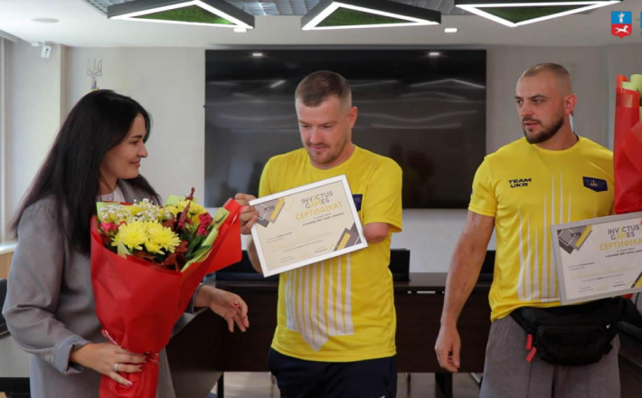 Двом параолімпійцям вручили сертифікати на грошову премію в Черкасах