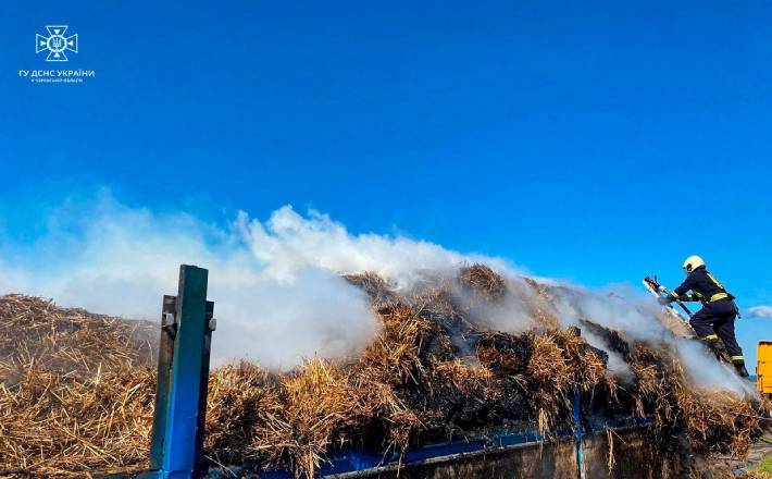Через необережність під час куріння загорілися тюки соломи поблизу Канева