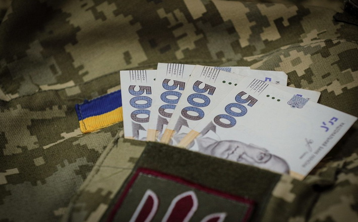 Під приводом романтичних стосунків шахраї виманили у військових майже пів мільйона гривень