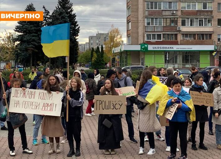 “Гроші на ЗСУ”: у центрі Черкас знову збиралися мітингувальники (ФОТО)