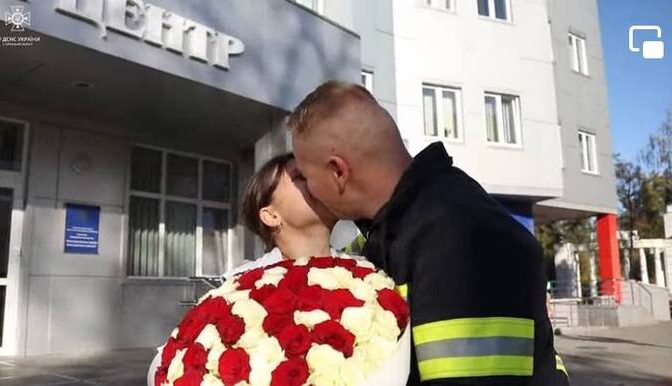 Черкаський рятувальник зробив зворушливу пропозицію своїй коханій (ВІДЕО)