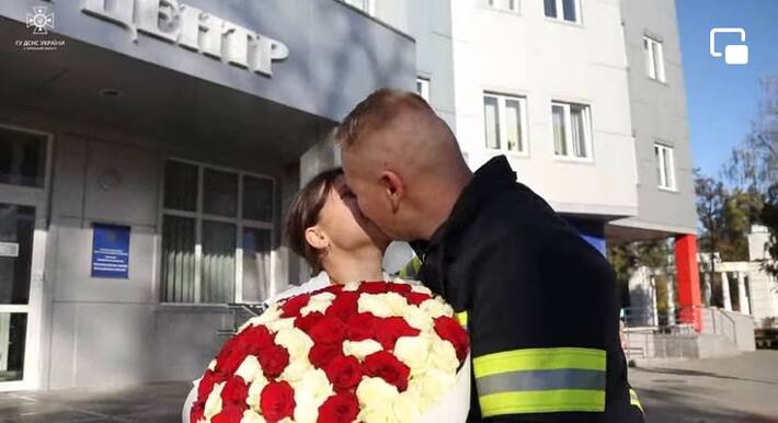 Черкаський рятувальник зробив зворушливу пропозицію своїй коханій (ВІДЕО)