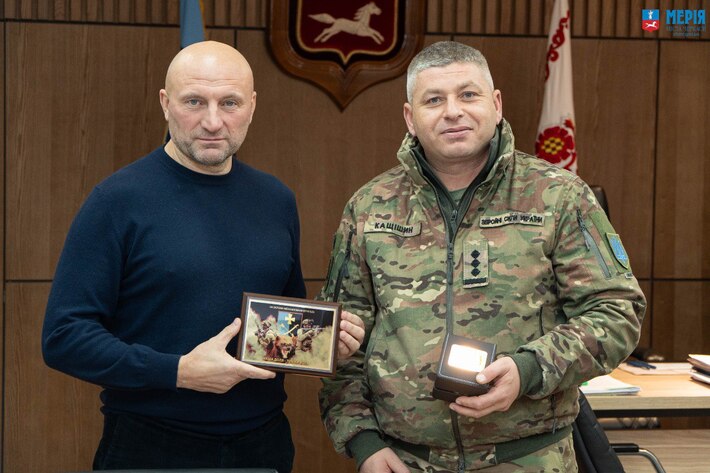 Міський голова нагородив військового з Черкас