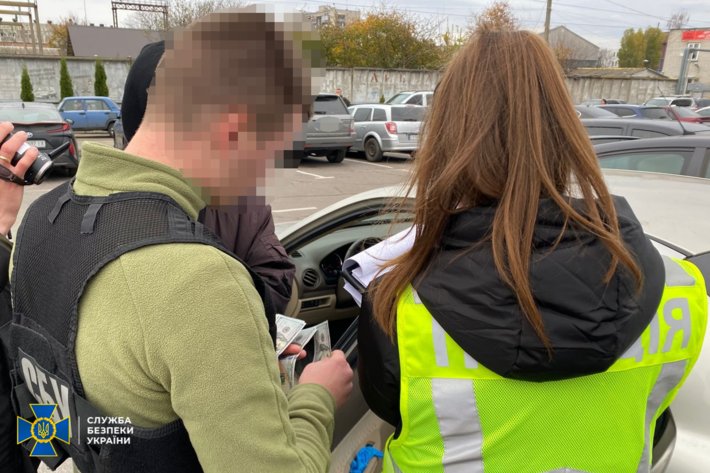 Обіцяв надати “білий квиток”: СБУ затримала в Черкасах рецидивіста