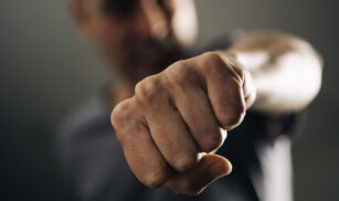 Били, поки опонент знепритомнів: біля магазину в Чигирині стався інцидент між трьома чоловіками