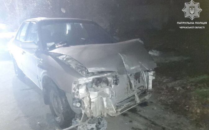 Водій напідпитку в Черкасах врізався у ворота та припарковане авто (ФОТО)