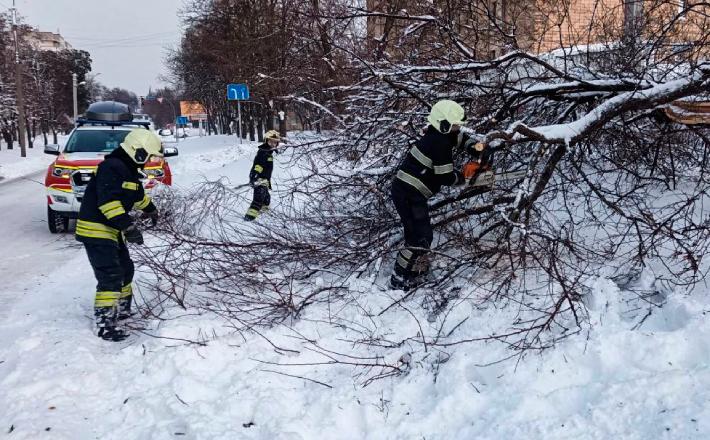 Понад 60 автівок, що опинилися у заметах,  дістали рятувальники Черкащини