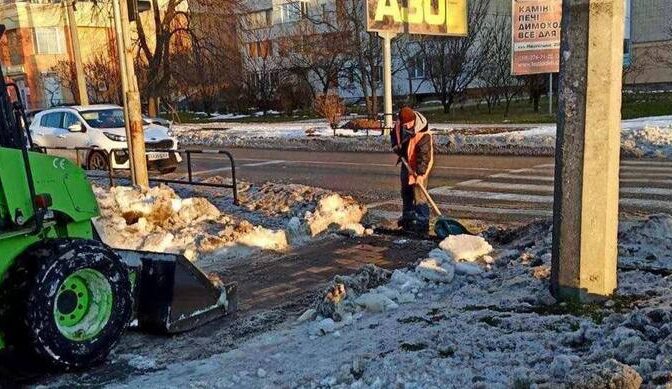 Черкаські комунальники розчищають зупинки громадського транспорту й переходи