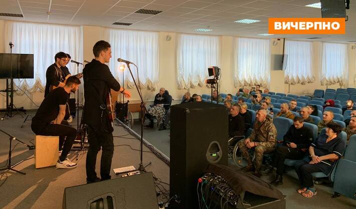 Гурт “SPIV BRATIV” заспівав для захисників, які реабілітуються в Черкасах (ФОТО, ВІДЕО)