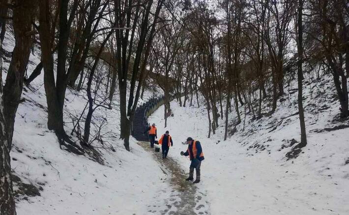 Дороги Черкас продовжують посипати протиожеледними реагентами