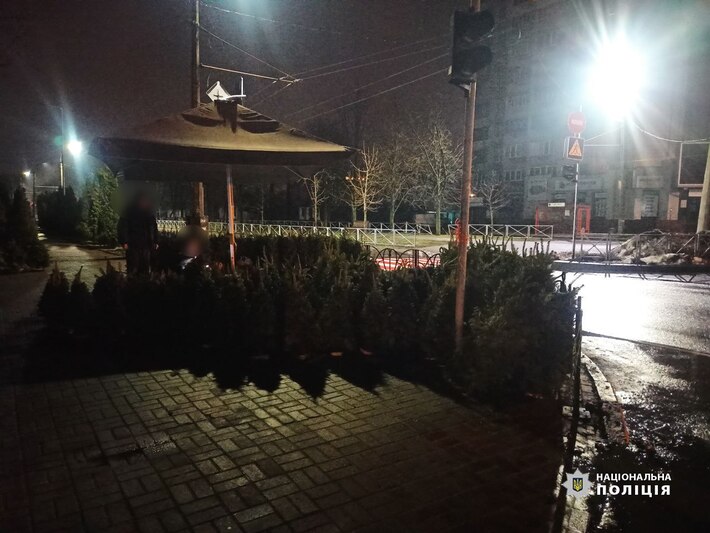 Поблизу одного з черкаських ТЦ чоловік стріляв у бік охоронця та викрав дві ялинки (ФОТО)