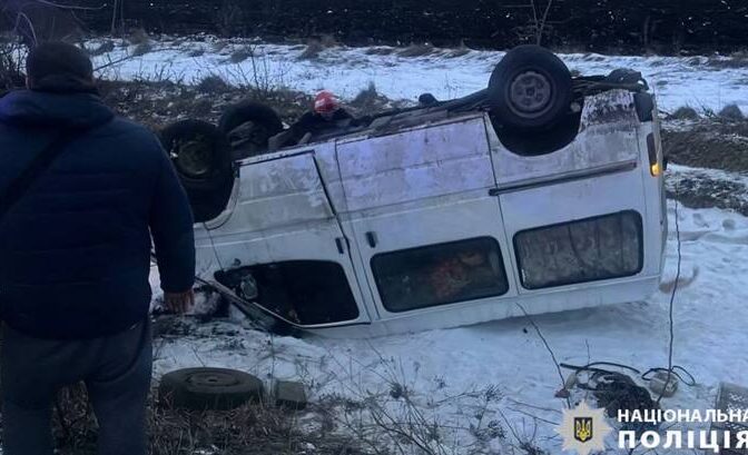 Автівки перевернулися: під час ДТП на Черкащині загинув чоловік, ще троє — госпіталізовані (ФОТО)