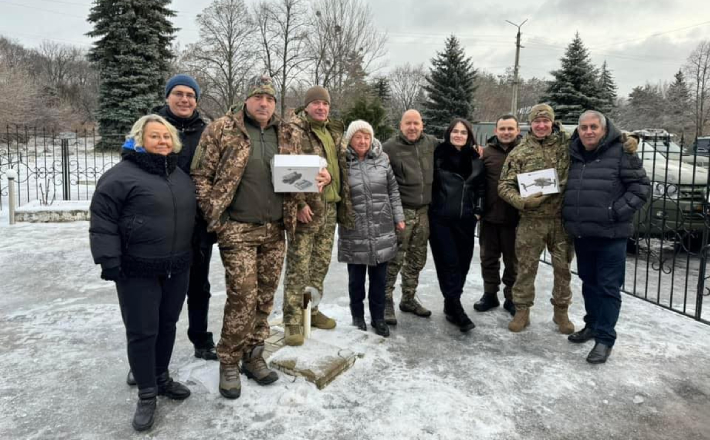 Теплі речі та квадрокоптери: низка шкіл у Черкасах підготували подарунки для ЗСУ