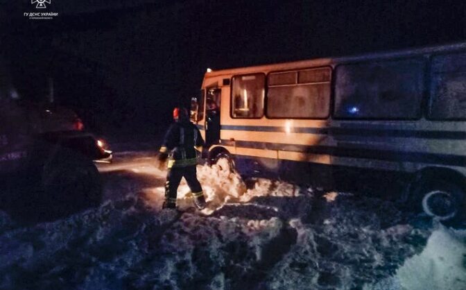 Учора на Уманщині до снігового замету потрапив автобус з людьми