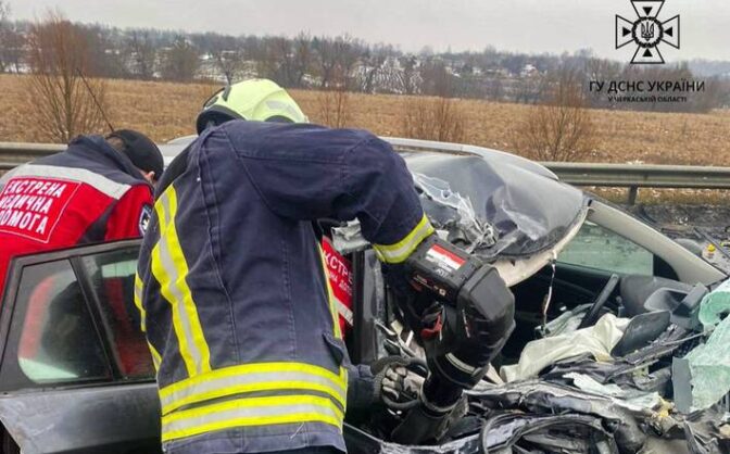 Рятувальники діставали людей з автівки: на Уманщині сьогодні сталася ДТП (ФОТО)