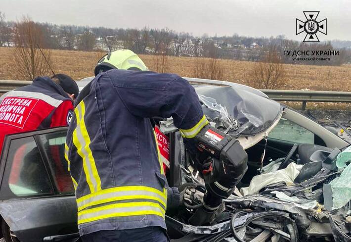Рятувальники діставали людей з автівки: на Уманщині сьогодні сталася ДТП (ФОТО)