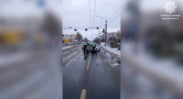 У Черкасах патрульні допомогли водію, автівка якого зламалася посеред перехрестя (ВІДЕО)