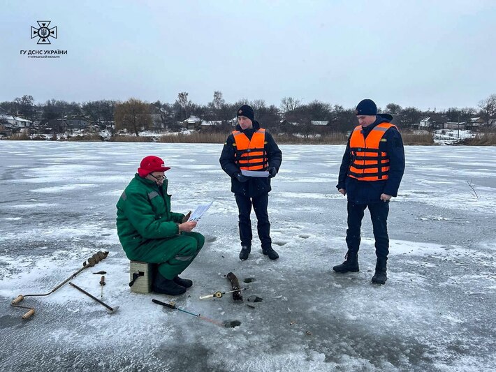 На Черкащині рятувальники вийшли на лід, аби попередити рибалок про небезпеку