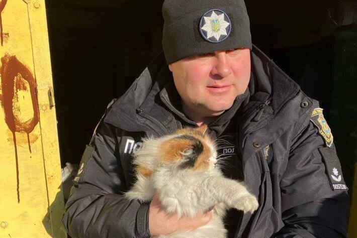 Випадково опинилася в гаражі: на Уманщині правоохоронці врятували пухнастика (ФОТО)