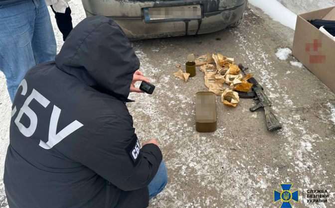 Знайшли рашистські “трофеї”: СБУ затримала на Черкащині реалізатора зброї (ФОТО)