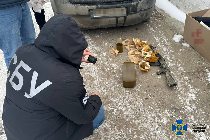 Знайшли рашистські “трофеї”: СБУ затримала на Черкащині реалізатора зброї (ФОТО)
