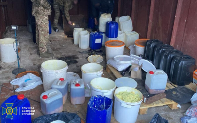 На Черкащині викрили пʼять лабораторій, в яких щомісячно виготовляли 80 кг наркотиків