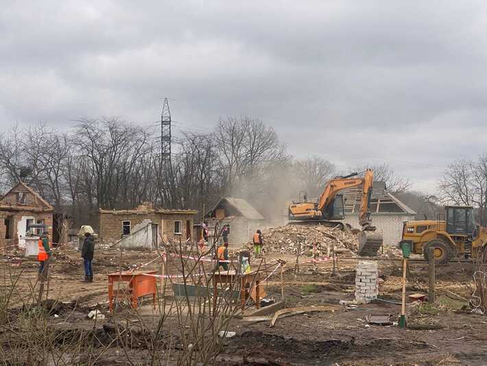 У Смілі продовжують зносити будинки, які неможливо відновити після ракетного удару (ФОТО)