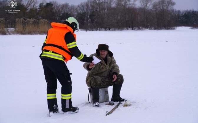 Рятувальники патрулюють берег Дніпра в Черкасах