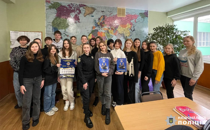 Черкаським школярам ювенальні поліцейські провели профілактичну бесіду (ФОТО)