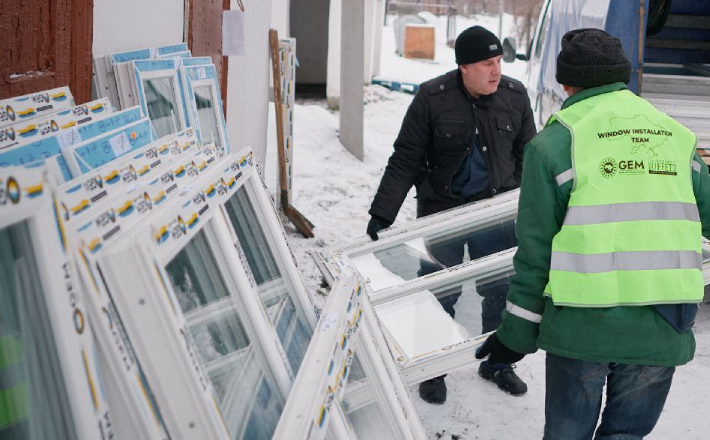 У будинки в Смілі, які постраждали від російської ракети, почали вставляти вікна