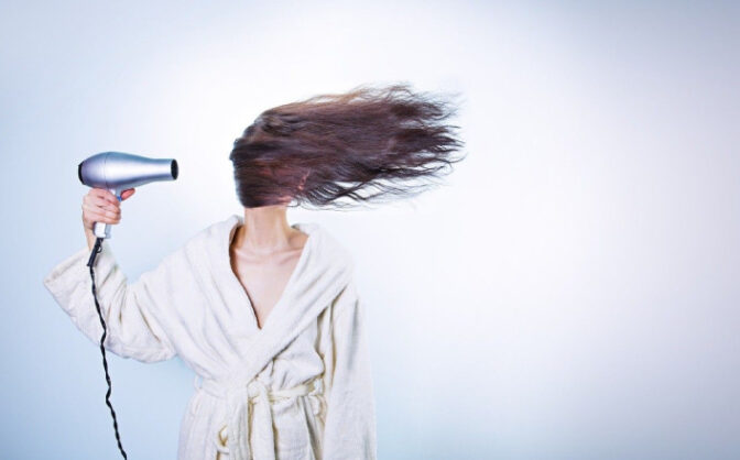 Як використовувати фен для сушіння волосся