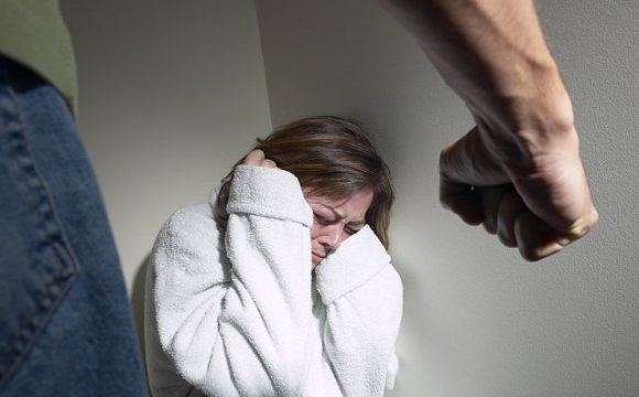 У Черкасах чоловік жорстоко побив співмешканку