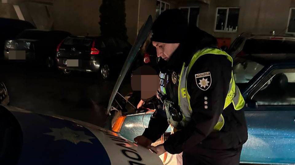 У Черкасах патрульні допомогли чоловіку, який не міг завести автівку (ФОТО)