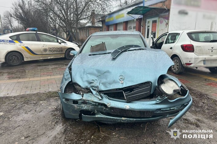 У Черкасах автомобіль вилетів на тротуар та збив двох пішоходів, постраждала 4-річна дитина