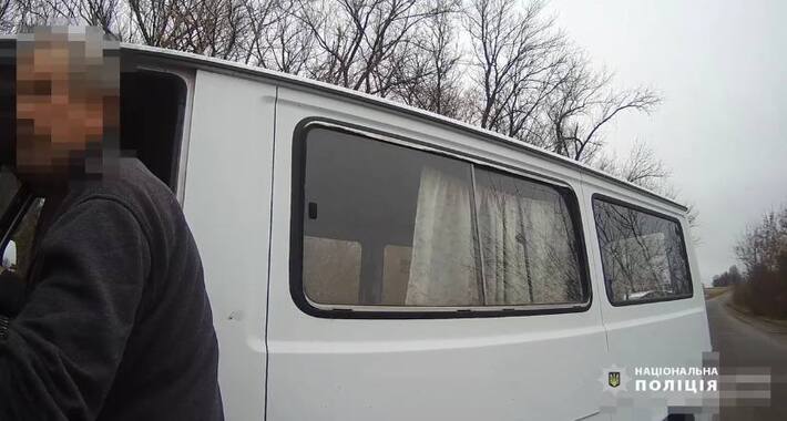 На Черкащині правоохоронець допоміг чоловіку, в якого зламалася автівка (ВІДЕО)
