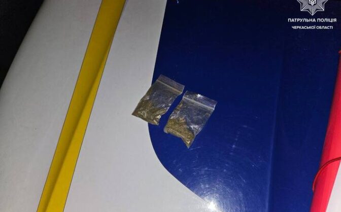 Житель Черкас порушив комендантську годину, намагався втекти від патрульних та мав наркотики