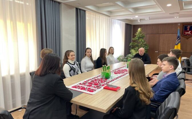 У Черкасах триває освітній проєкт стажування учнівської молоді (ФОТО)