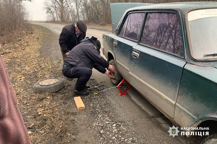 На Черкащині правоохоронці допомогли подружжю, в якого зламалася автівка під час руху (ФОТО)